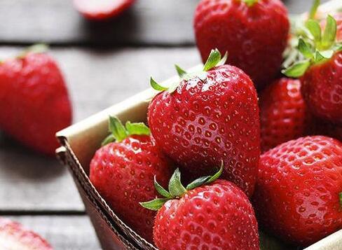 草莓是热性还是凉性(吃草莓的好处和讲究)