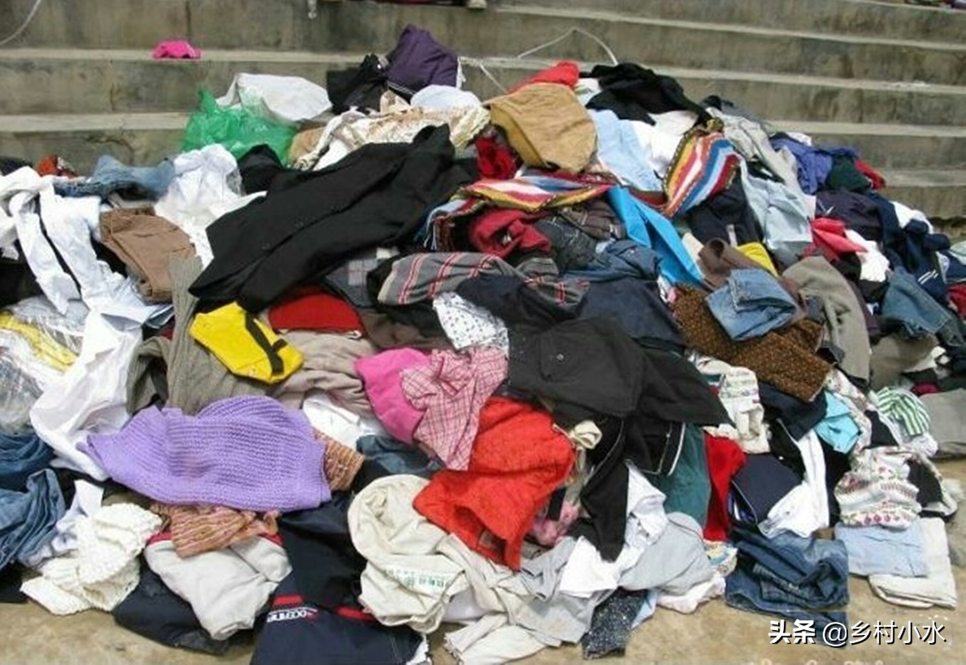 回收旧衣服一年赚200万(揭秘回收旧衣服如何赚钱)
