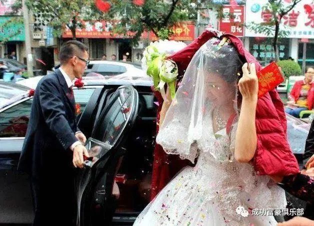 同事创业我借他12万，结婚找他还钱结果....