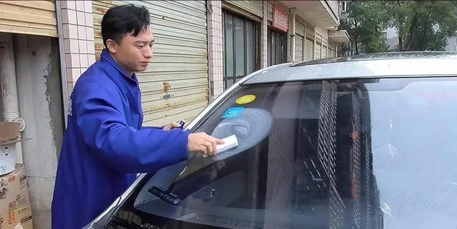 汽车玻璃划痕怎么修复_汽车玻璃划痕的修复技巧