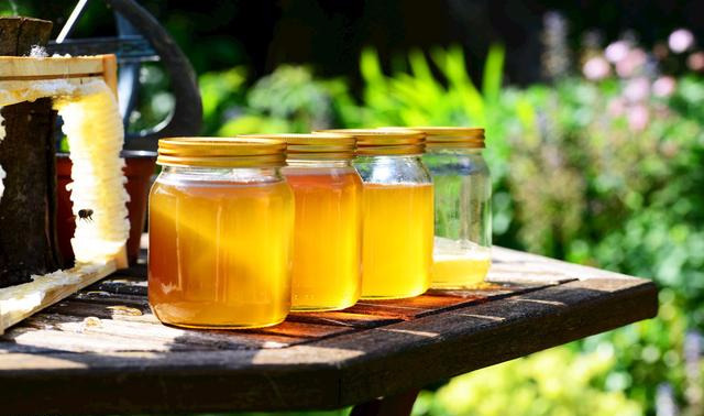 蜂蜜水有什么好处_蜂蜜水的好处和功效