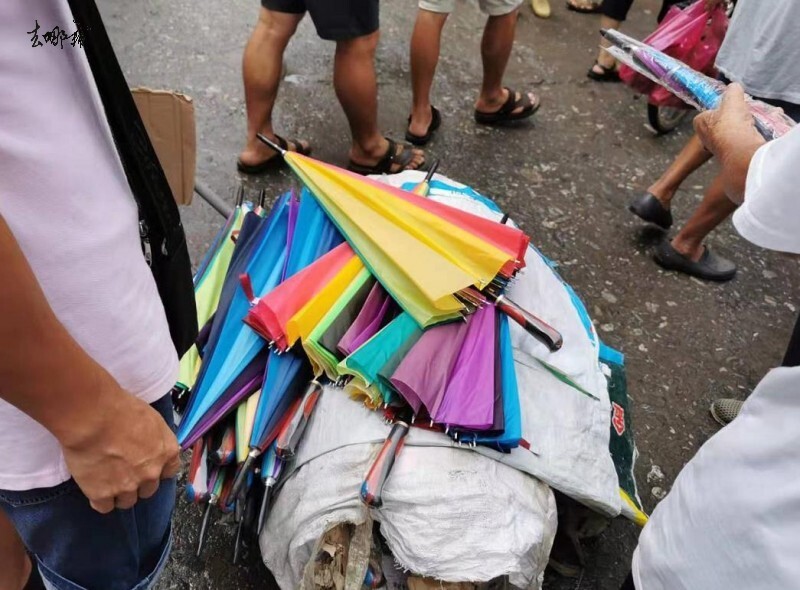 现在最火的地摊生意是什么(热门的地摊生意)