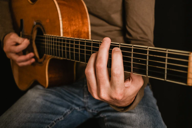如何快速学吉他_快速学吉他的入门教程