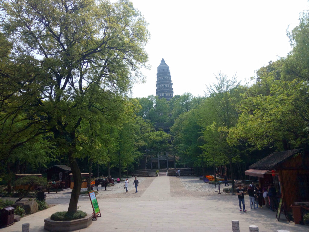 虎丘塔为什么是斜的_虎丘塔的历史简介