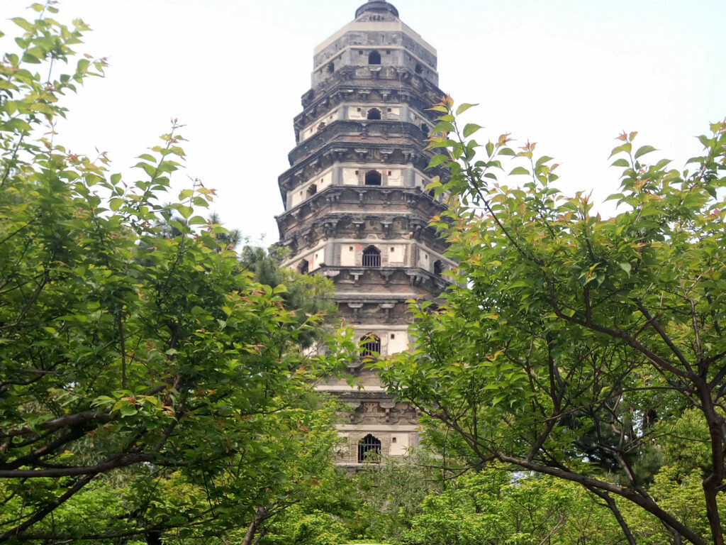 虎丘塔为什么是斜的_虎丘塔的历史简介