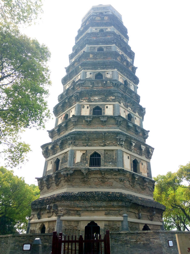 虎丘塔为什么是斜的_虎丘塔的历史简介
