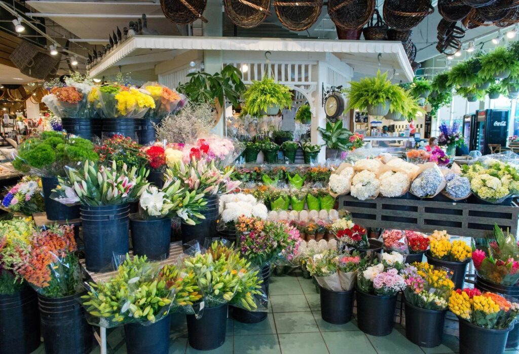 开一个小花店每月能赚多少(开个普通小花店赚钱吗)