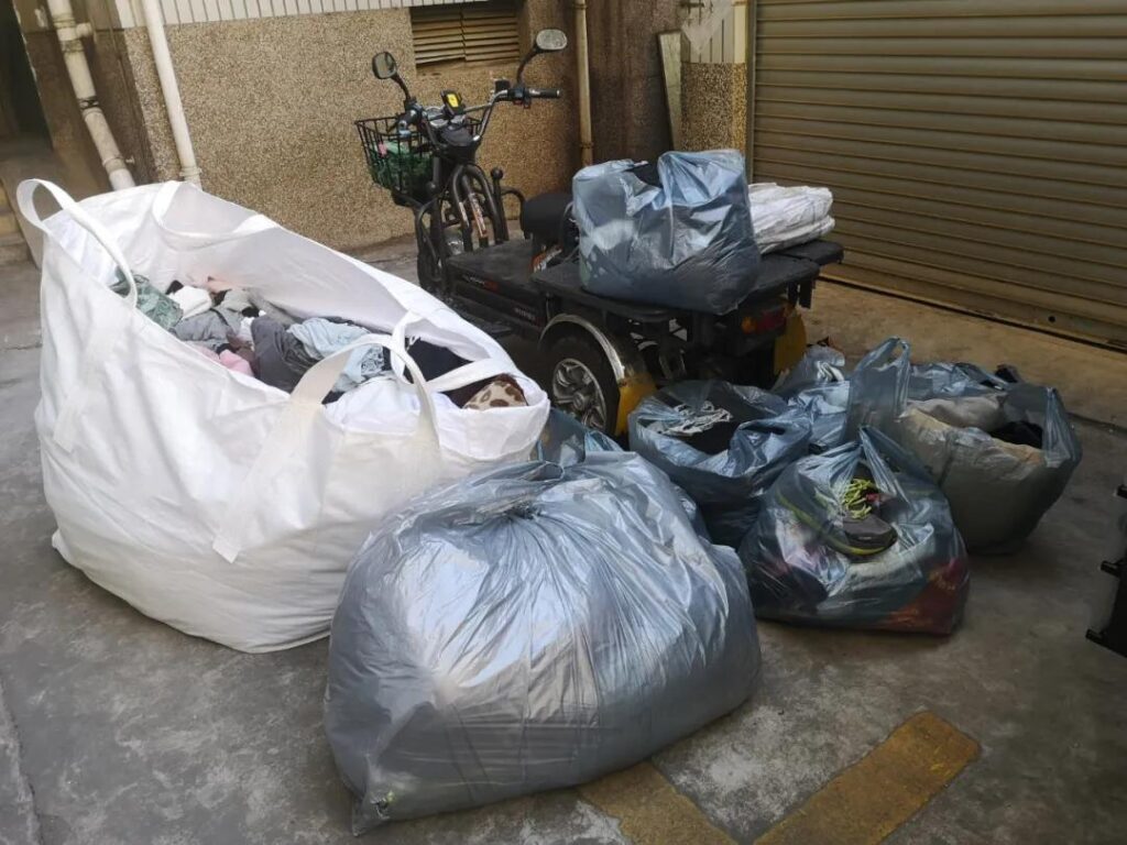 旧衣服回收怎么销售出去(旧衣服回收是怎么赚钱的卖到哪里了)