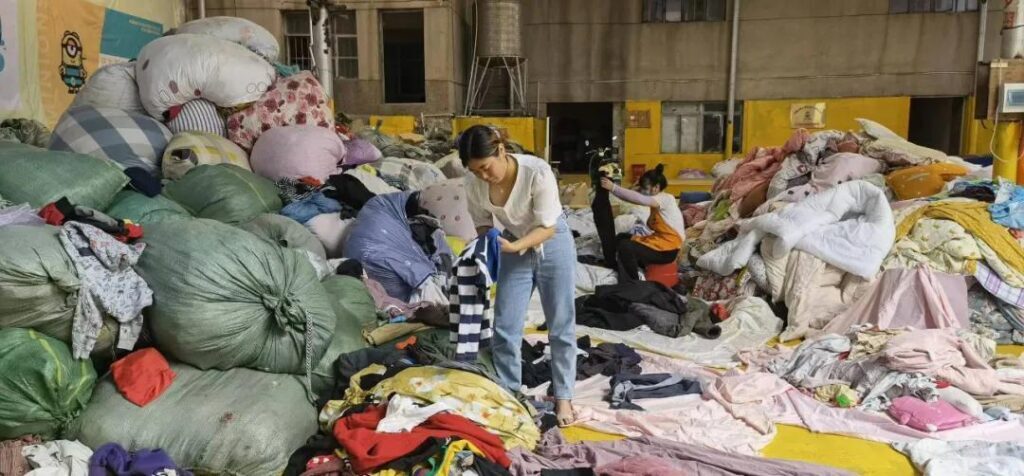 旧衣服回收怎么销售出去(旧衣服回收是怎么赚钱的卖到哪里了)