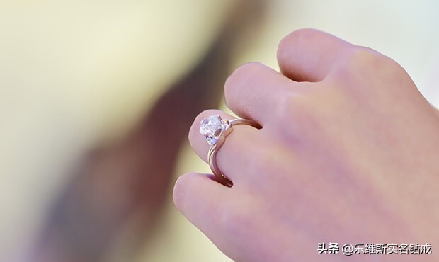 食指戴戒指什么意思_戴戒指的含义和讲究