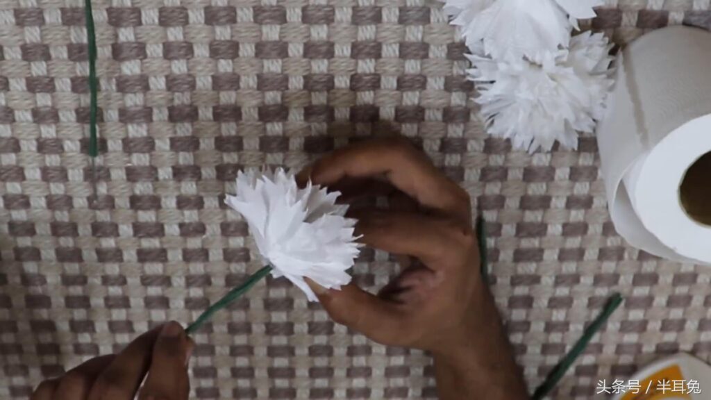 怎样用卫生纸做白花_卫生纸做白花的教程