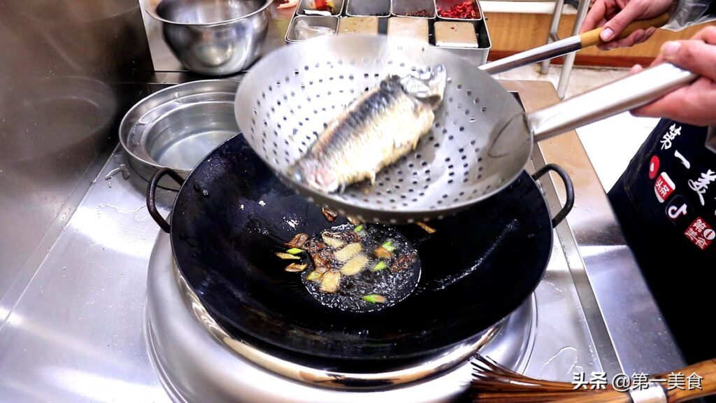 怎么煮鱼汤才会白 _鱼汤奶白鲜香的关键点