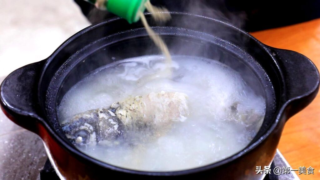 怎么煮鱼汤才会白 _鱼汤奶白鲜香的关键点