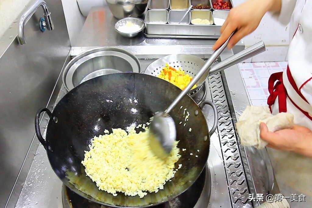 菠萝饭怎么做_菠萝饭的正宗做法