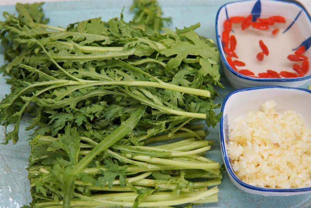 茼蒿是什么_茼蒿做法教程