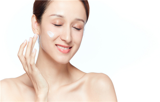 脸上皮肤干燥是缺什么_脸上皮肤干燥的解决方法