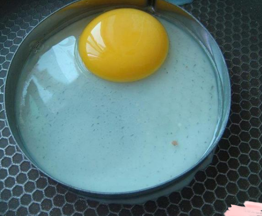 如何煎出又圆又漂亮的荷包蛋_煎鸡蛋的技巧和注意事项