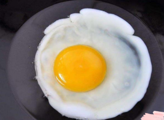 如何煎出又圆又漂亮的荷包蛋_煎鸡蛋的技巧和注意事项