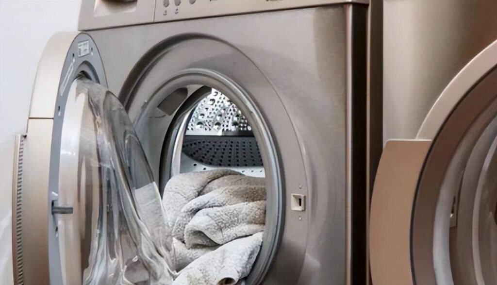 滚筒洗衣机漏水怎么回事_滚筒洗衣机底部漏水的原因