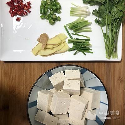 鱼头豆腐汤怎么做_鱼头豆腐汤的做法教程