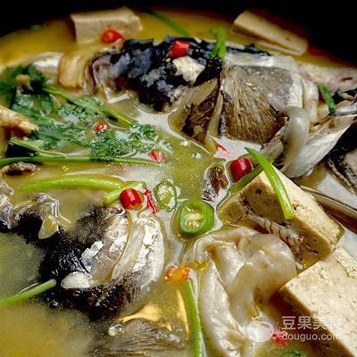 鱼头豆腐汤怎么做_鱼头豆腐汤的做法教程