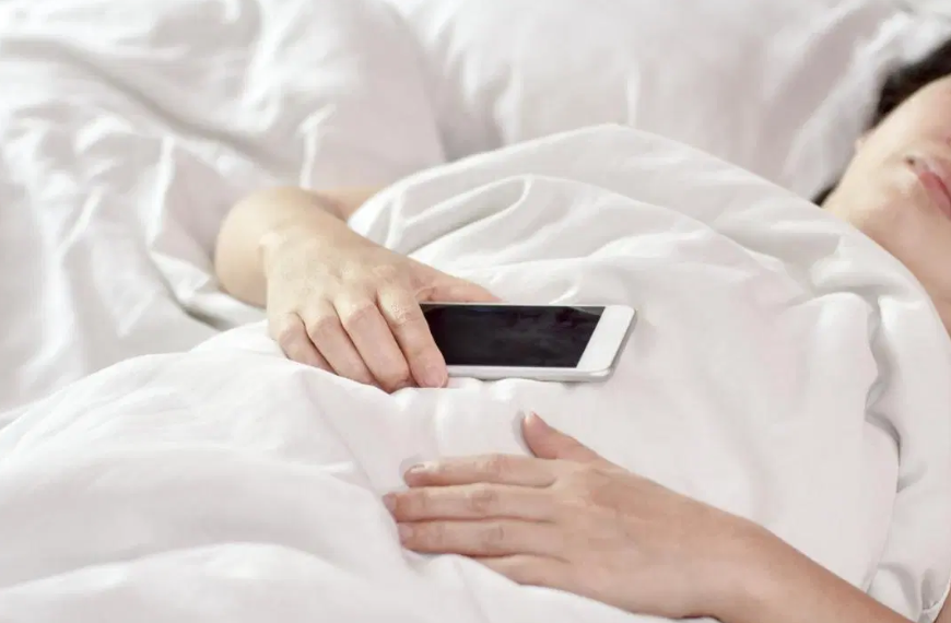 睡前玩手机会影响睡眠吗_一文解答