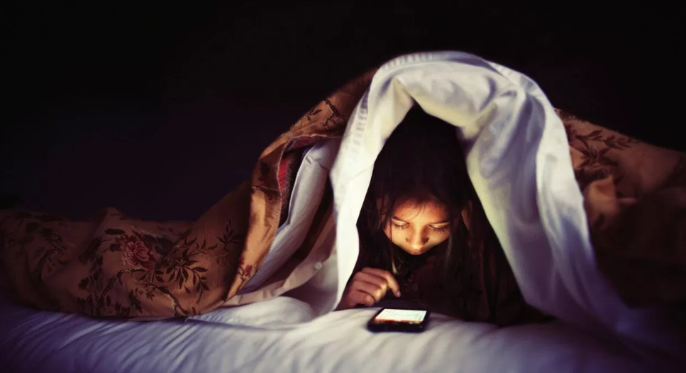 睡前玩手机会影响睡眠吗_一文解答