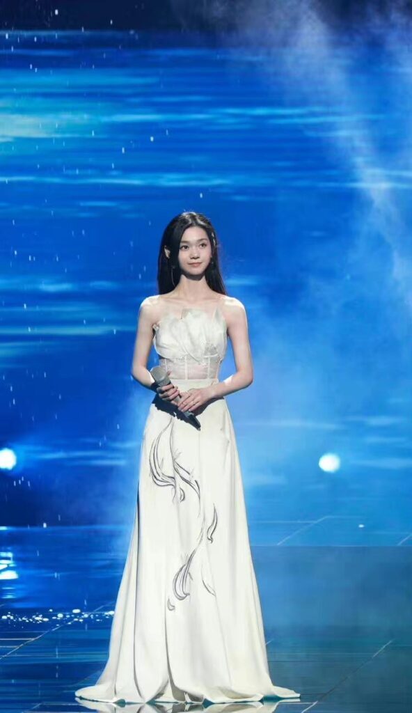 段奥娟瘦了好多吗_段奥娟元宵晚会亮相