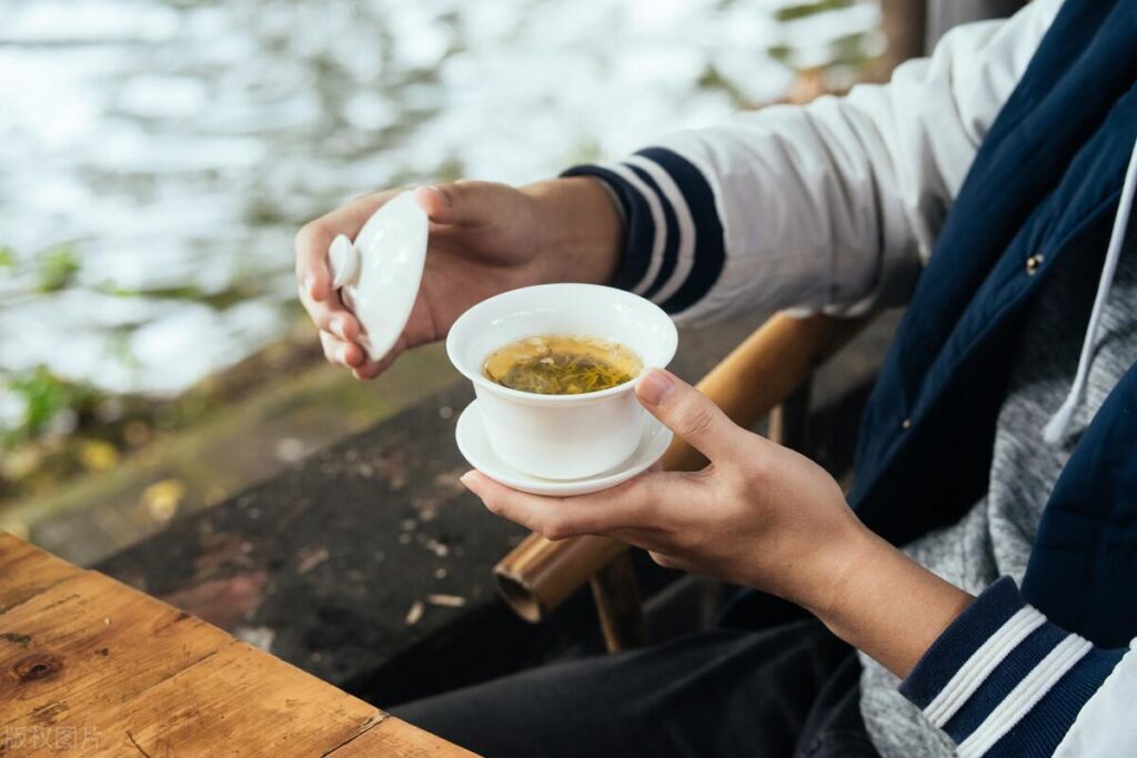 隔夜茶水有什么用_隔夜茶水的妙用