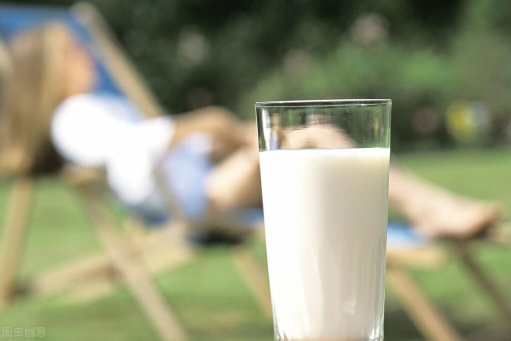 为什么过量饮用牛奶会长痘_过量饮用牛奶会长痘的原因