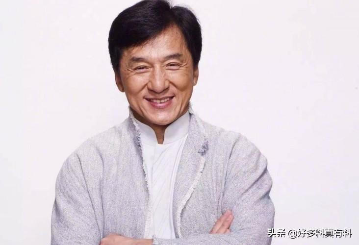 成龙为什么不姓房_成龙背后的故事