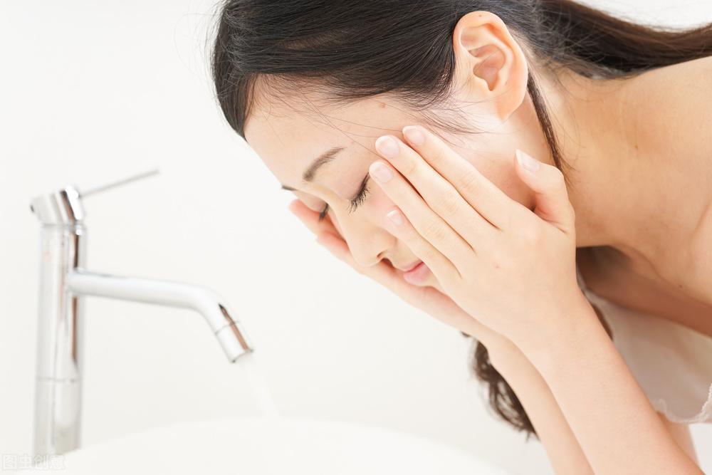 用热水洗脸好还是冷水洗脸好_洗脸的注意事项