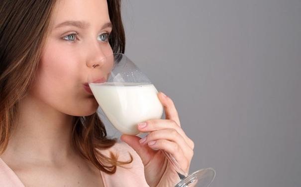 牛奶什么时候喝最好_和牛奶的注意事项