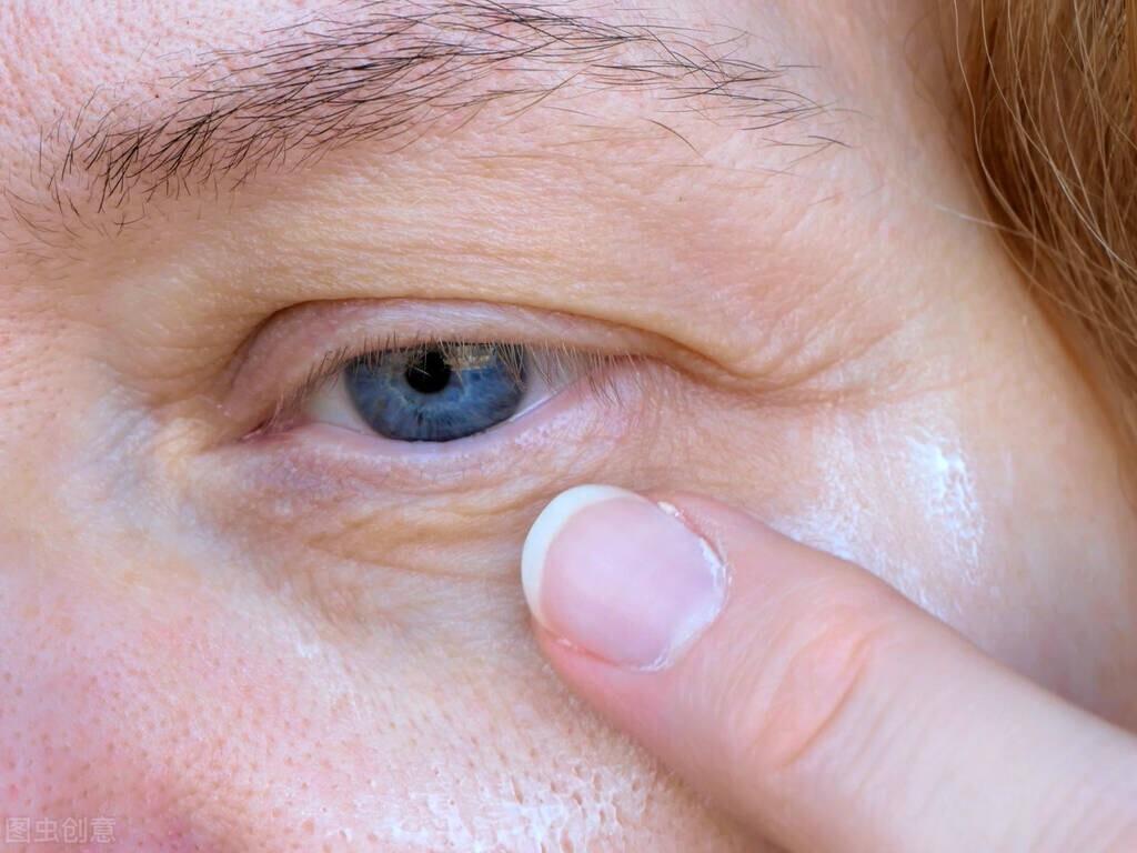 眼部皮肤衰老有什么特征_眼部皮肤衰老的特征和保养
