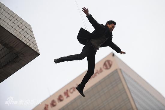 梦见别人跳楼什么意思_梦见别人跳楼的说法