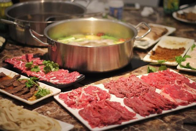 火锅食材的肉下面为什么垫生菜叶_看完就知道了