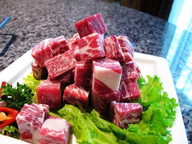 火锅食材的肉下面为什么垫生菜叶_看完就知道了