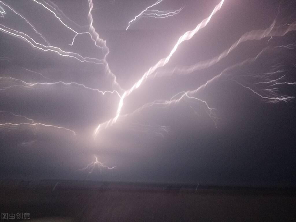 下雨是先闪电还是先打雷_打雷和闪电哪个先发生