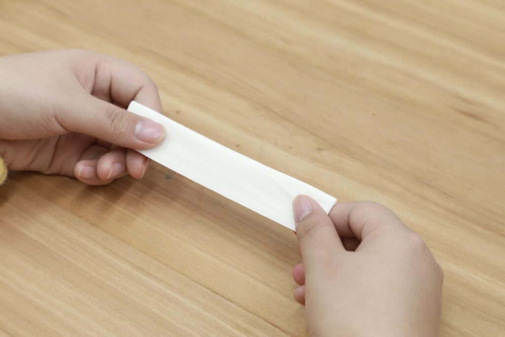 怎么用餐巾纸折花_餐巾纸折花步骤图解