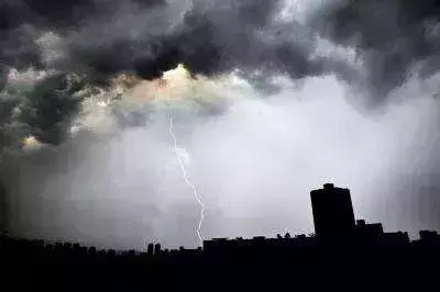打雷是什么原因造成的_打雷可以玩手机吗