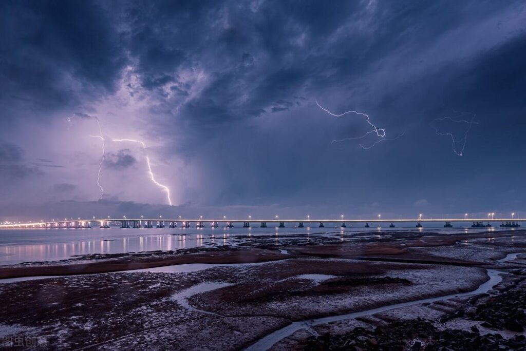 下雨是先闪电还是先打雷_打雷和闪电哪个先发生