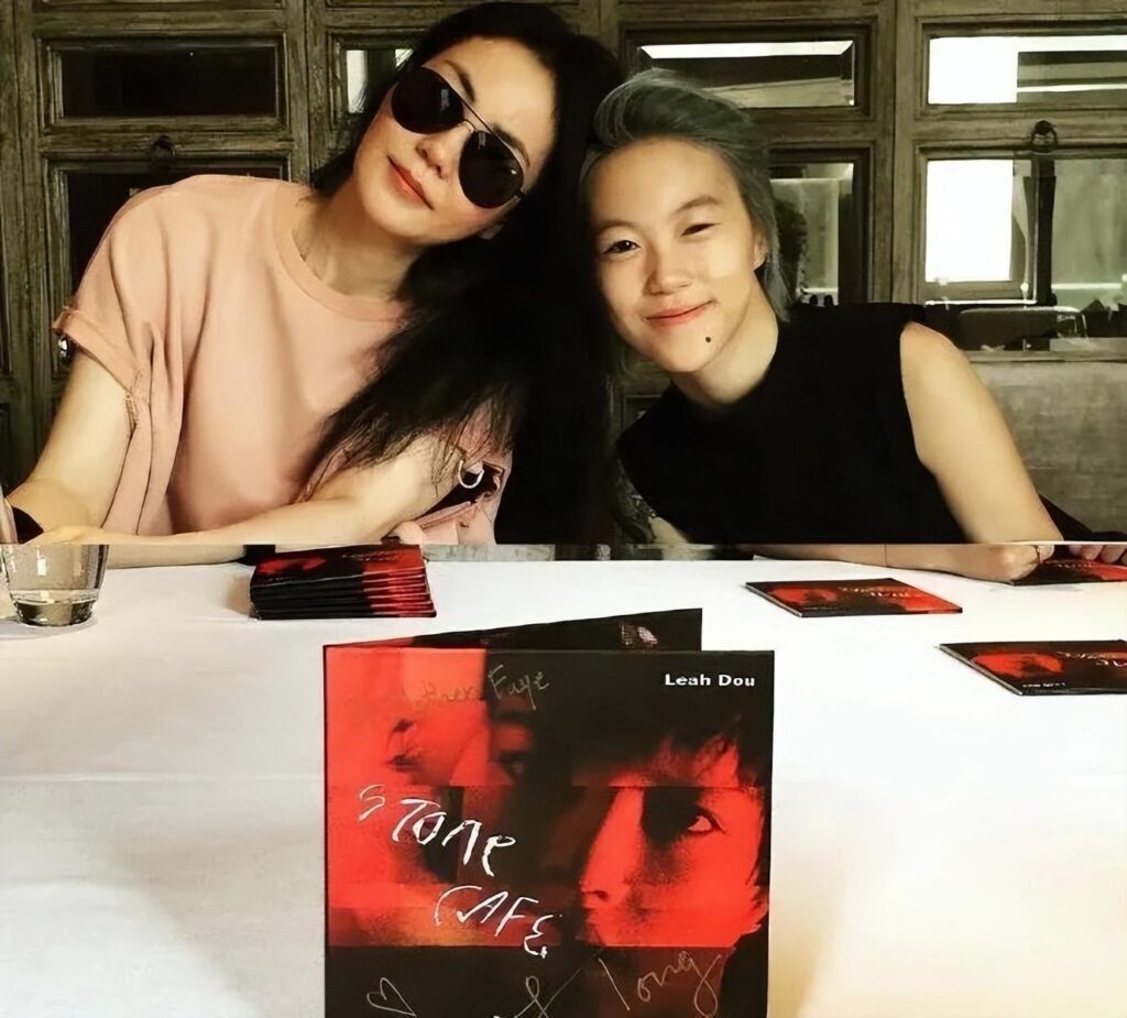 如何评价窦靖童_窦靖童变漂亮了下巴纹身没有了
