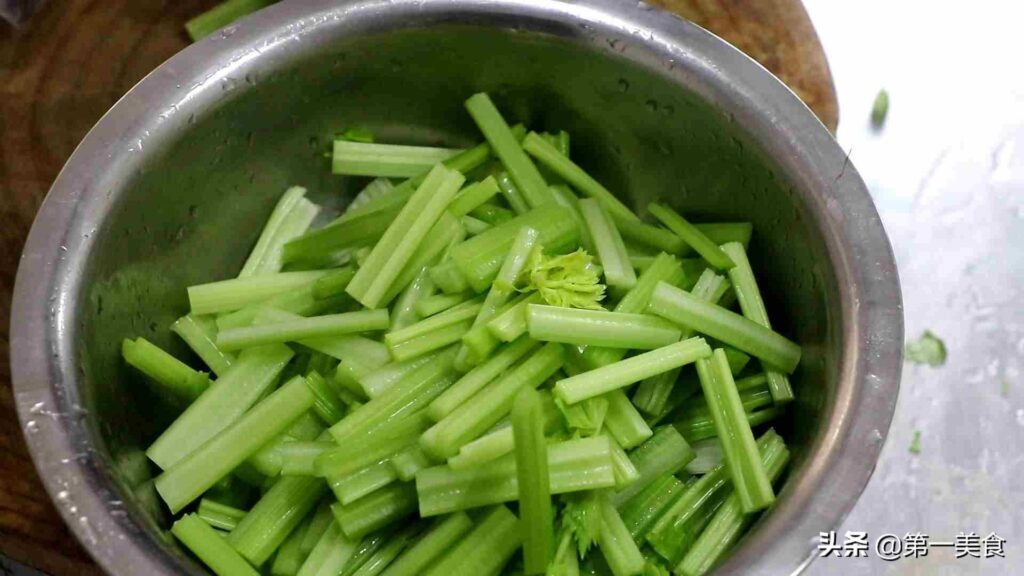 芹菜花生豆怎么凉拌_花生米芹菜凉拌的做法