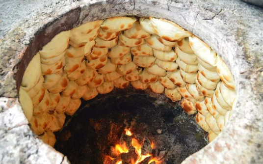 新疆的烤包子是一种怎样的美食_新疆烤包子口感特色