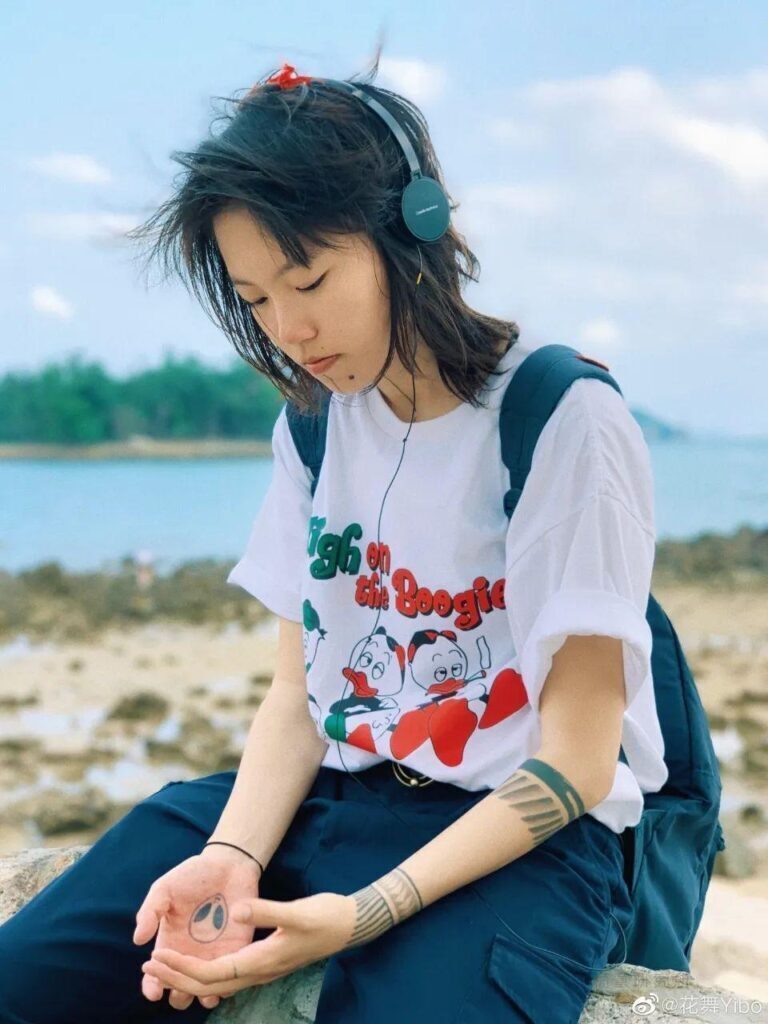 如何评价窦靖童_窦靖童变漂亮了下巴纹身没有了