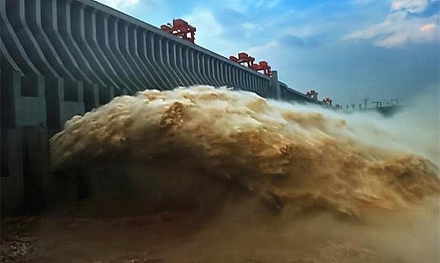 三峡大坝泄洪为什么水朝上_三峡大坝多久泄洪一次