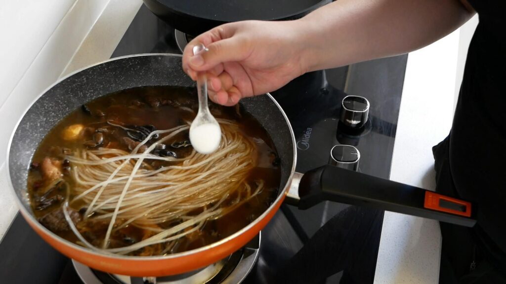 小鸡炖蘑菇怎样做_小鸡炖蘑菇的正确做法