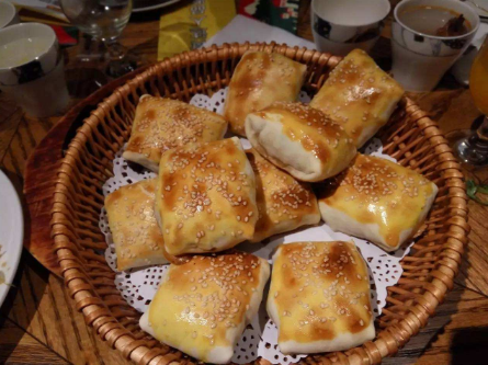 新疆的烤包子是一种怎样的美食_新疆烤包子口感特色