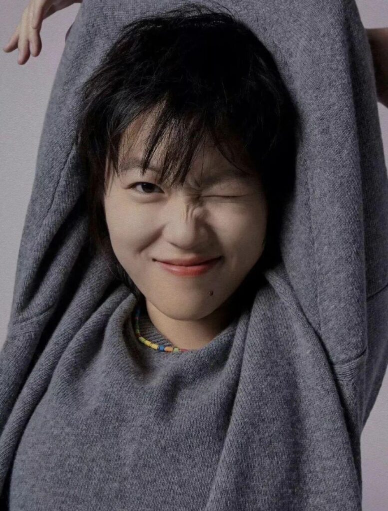 如何评价窦靖童_窦靖童变漂亮了下巴纹身没有了