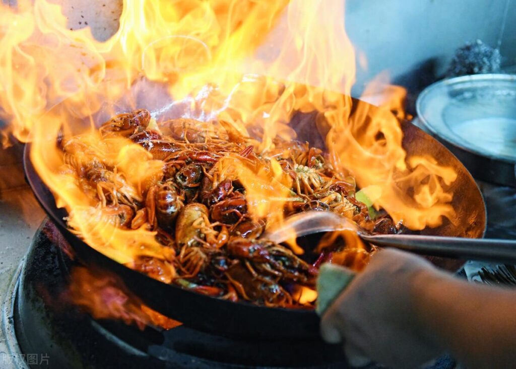 铁锅和不粘锅哪个炒菜好吃，铁锅跟不粘锅区别在哪里